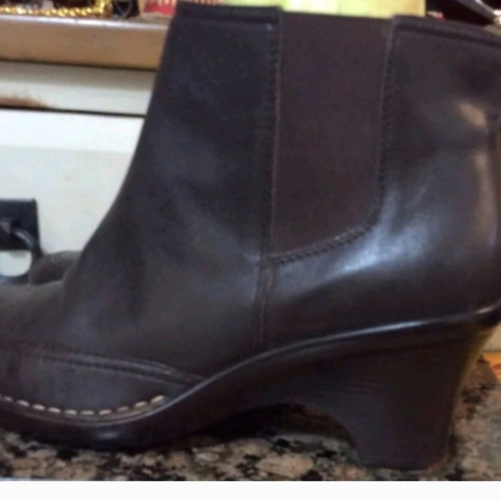 SoftSpot Women's Zippered Soft Brown Leather Ankle Boots, 2.5" Heel, Gently Worn